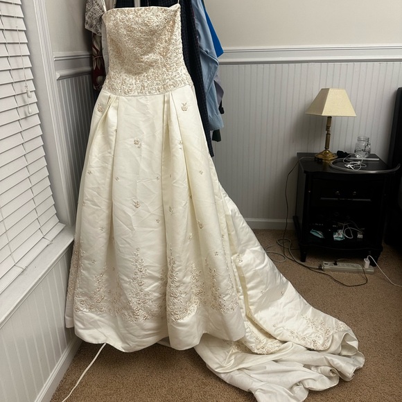 Elegant Ivory Strapless Wedding Dress - Picture 1 of 10